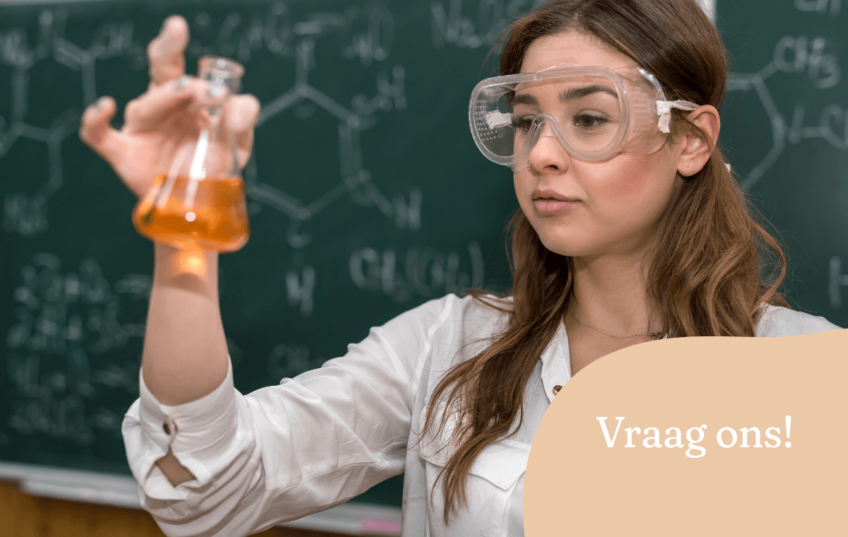 Leerling met veiligheidsbril bekijkt een erlenmeyer met oranje vloeistof tijdens een scheikundepracticum