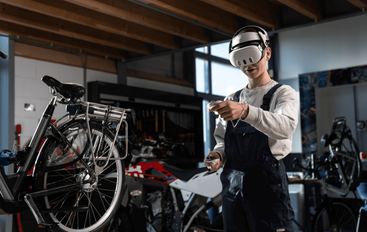 Leerling oefent met een VR-bril in het fietsentechnieklokaal