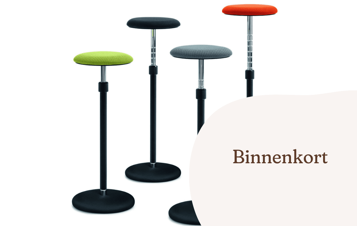 Verstelbare zitkrukken in verschillende kleuren met de tekst binnenkort.