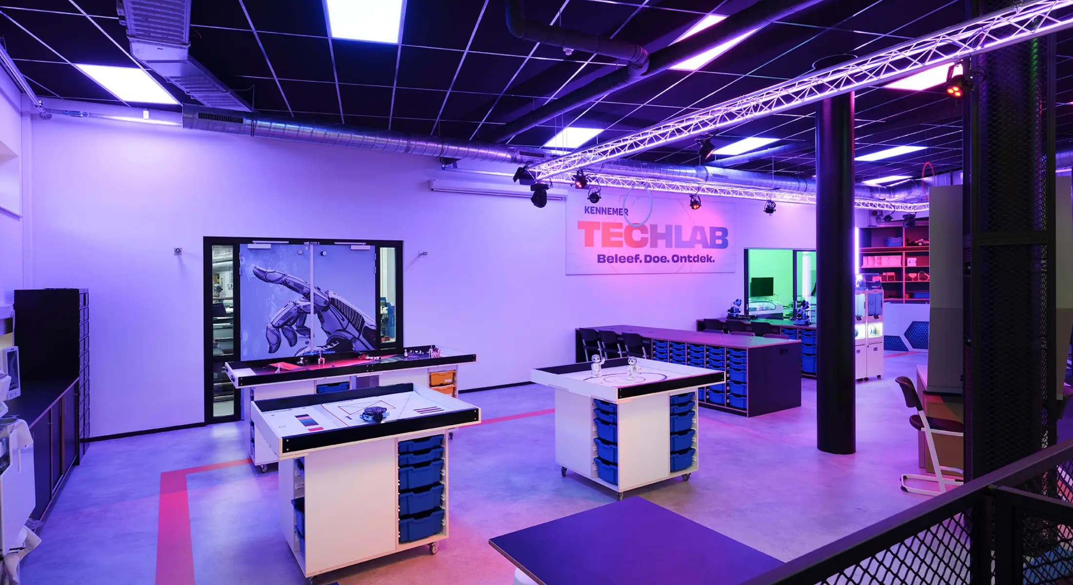 STEAM omgeving techlab lokaal met blauwe led lampen
