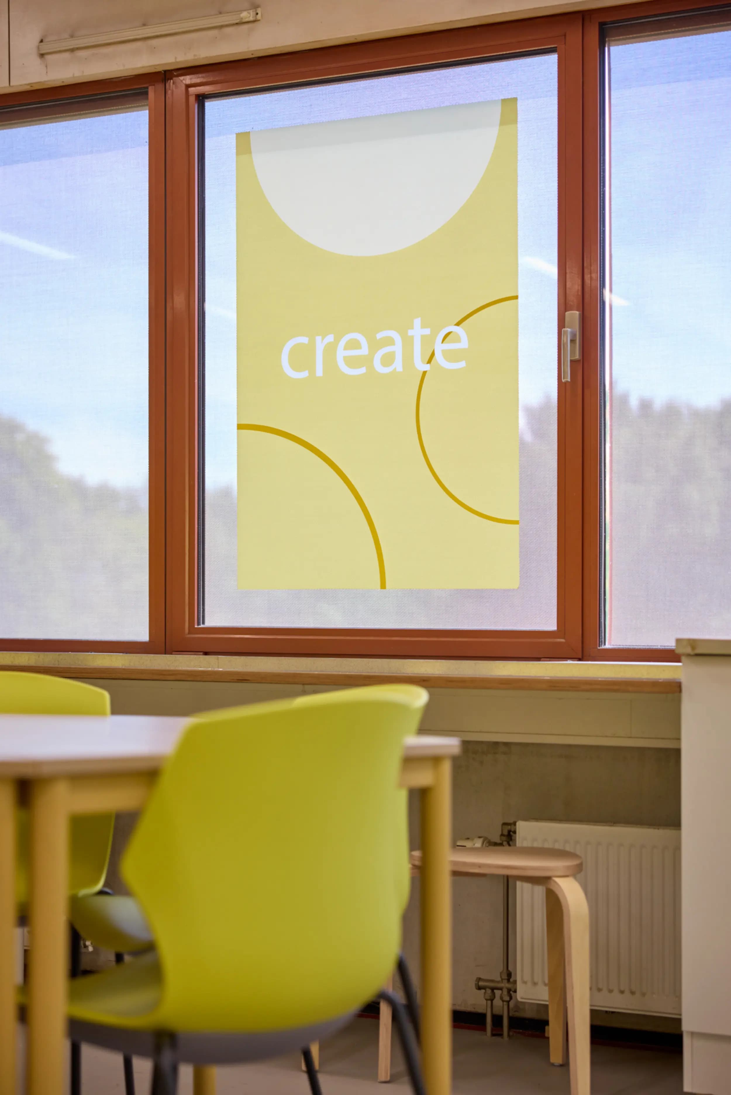 Creatieve leeromgeving met gele stoelen, houten tafels en de aanduiding Create