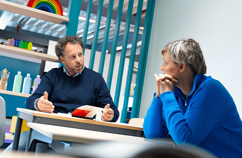 Adviseur in gesprek met een klant in de Expeience Centre in Nijverdal