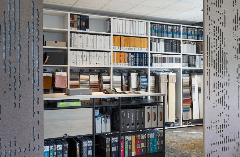 Overzicht van stalenboeken en materiaalvoorbeelden in een showroom.