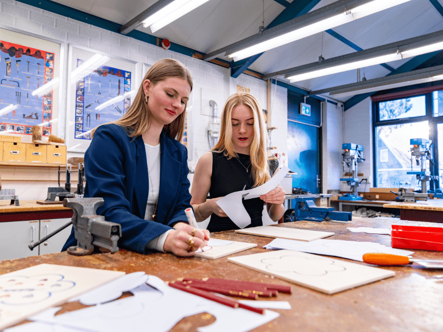 Twee leerlingen werken samen aan een ontwerp in het technieklokaal