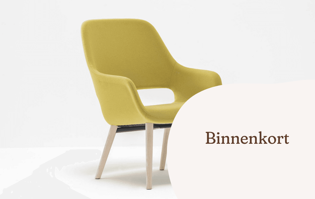 Gele gestoffeerde fauteuil met houten poten tegen een witte achtergrond.