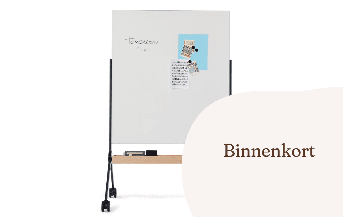 Verrijdbaar whiteboard met magneten en notities.