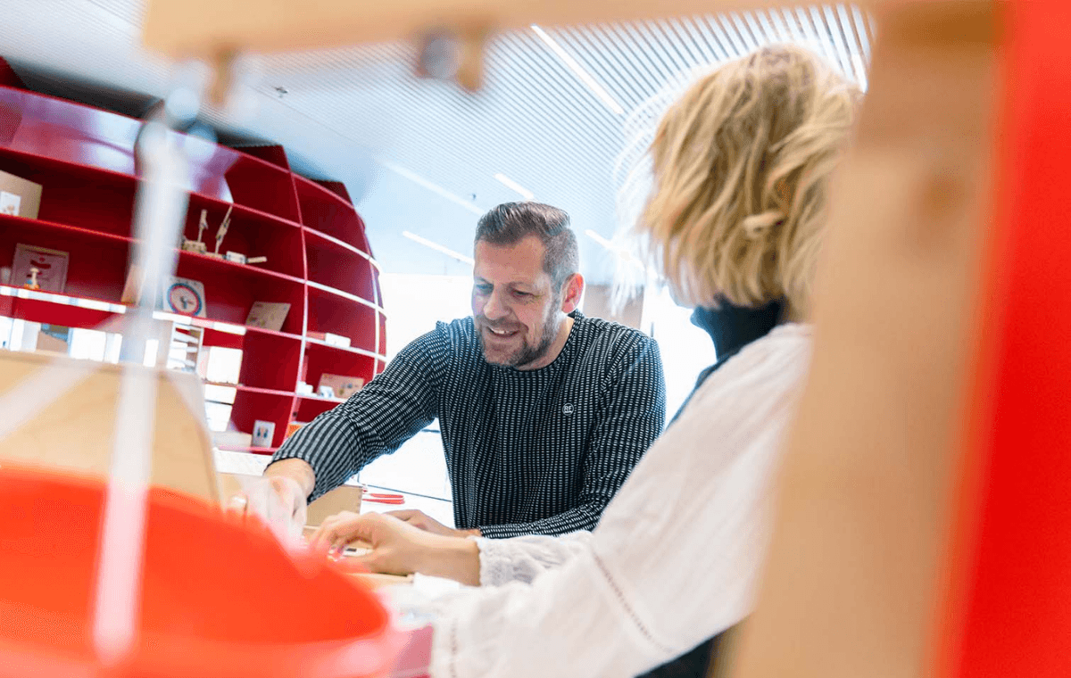 Adviseur en docent testen producten aan een tafel in de Experience Centre in Nijverdal
