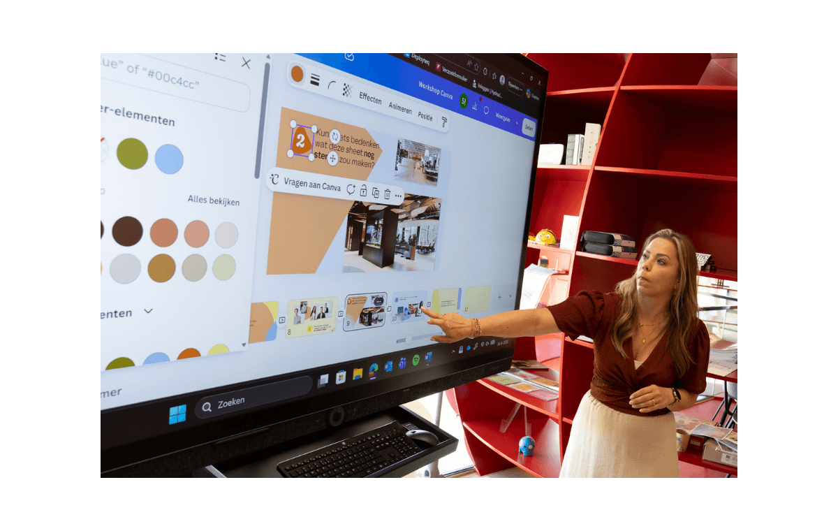Docent bedient een interactief touchscreen in een creatief ingericht lokaal.
