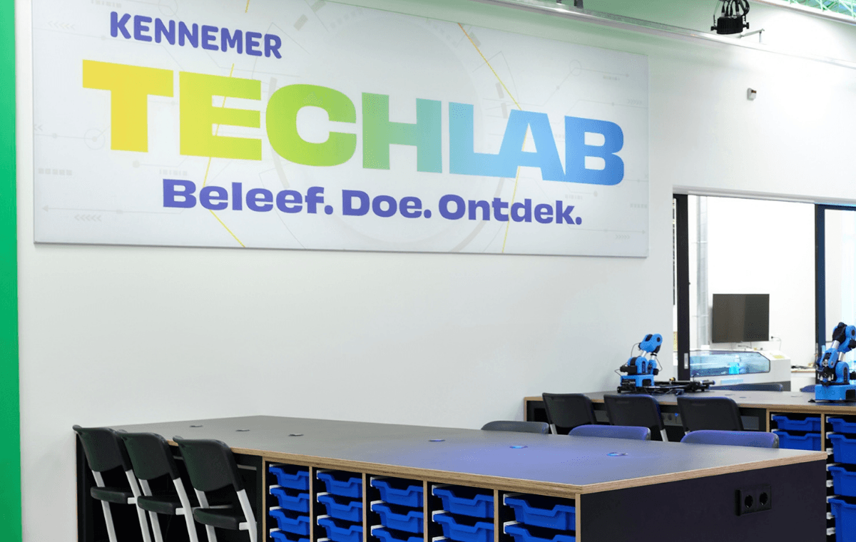 STEAM omgeving techlab lokaal met blauwe gratnel bakken en 2 robotarmen