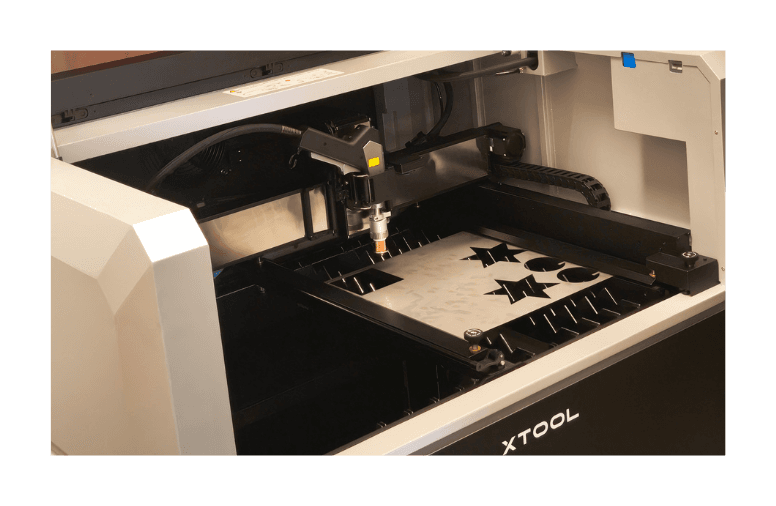 xTool-lasersnijder snijdt verschillende vormen uit een metalen plaat.